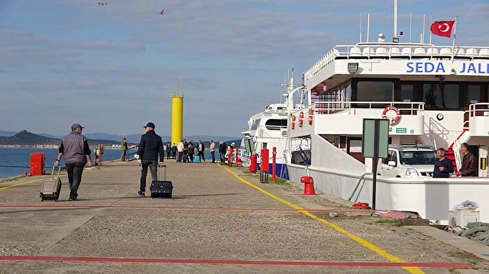 İlçede yaklaşık 35 kişilik Türk turist kafilesi, 25 ay sonra tekrar açılan Ayvalık Deniz Hudut Kapısı'nda işlemlerini yaptırarak Midilli'ye geçti.
