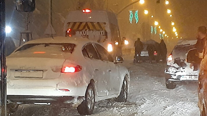 Erzurum'da dün akşam saatlerinde başlayan yağmur ilerleyen saatlerde yerini kar yağışına bıraktı. Giderek şiddetini artıran ve tipi şeklinde yağan kar, kısa sürede cadde, sokak ve park halindeki araçları kapladı. 