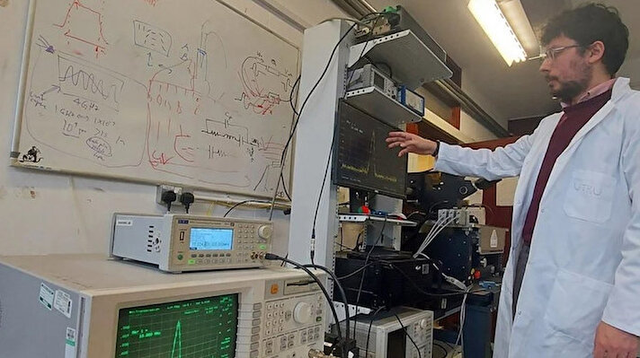 Oxford Üniversitesi'nde nano elektromekanik sistemler üzerine doktora çalışması yapan Türk araştırmacı Utku Emre Ali, akıllı cihazların pil ömrünü, faz değiştiren nano malzemeyle yüzde 60'a kadar artırabilecek teknolojinin deneysel araştırmasını tamamladı.