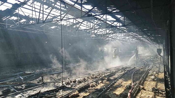 Karacabey-Balıkesir karayolu üzerinde faaliyet gösteren, özel bir firmaya ait olduğu öğrenilen tavuk çiftliğinde bilinmeyen bir nedenle yangın çıktı.