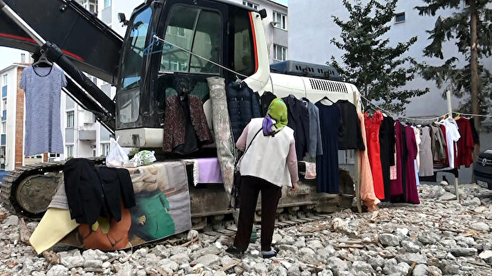 Ahmet Taner Kışlalı Caddesi üzerinde kurulan Çarşamba Semt pazarında ikinci el giysileri satan kadınların bulunduğu bölümdeki sokağın bir tarafında kentsel dönüşüm kapsamında yıkılan binanın bulunduğu alanda park edilen buldozer pazarcılar tarafından vitrin olarak kullanıldı.