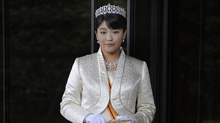 Kraliyetten vazgeçen ve Mako Komuro soyadını alan prenses, eşi ile birlikte Hell's Kitchen'da bir daireye taşınmıştı.<br><br>New York'ta bir hukuk firmasında çalışan eşi Kei Komuro ile evlendikten bir ay sonra, Kasım 2021'de ABD'ye taşınan ve o zamandan beri gözlerden uzak bir yaşam süren Mako Komuro, Japan Times'a göre, kraliyet dışı birey olarak yeni statüsünü yeni bir seviyeye taşıdı.