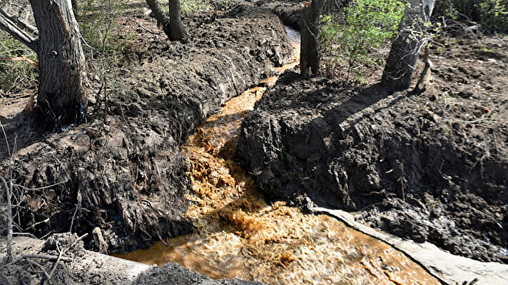 Merkeze bağlı Hasanağa köyü mevkisinde 6 Nisan'da yol yapımında kullanılan petrol bazlı 'bitüm' malzemesinin bulunduğu 5 bin tonluk deponun duvarı yıkıldı. 