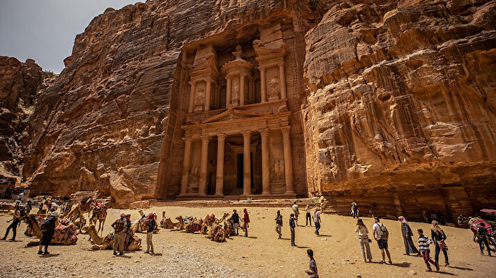 Nebati İmparatorluğu tarafından MÖ 400 ile MS 106 yıllarında inşa edilen ve yıllara meydan okuyan antik kent Petra, eşsiz mimarisini görmek isteyen ziyaretçilerin akınına uğruyor.