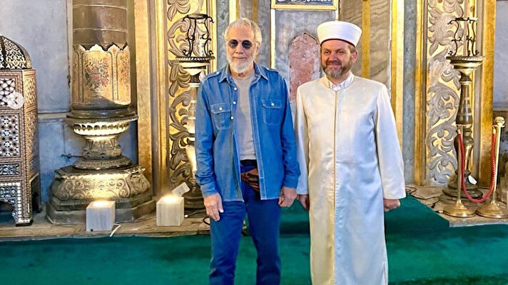 Ayasofya-i Kebir Camii Şerif'te 88 yıl aradan sonra ilk Ramazan'ın yaşandığı manevi iklime dünyaca ünlü söz yazarı ve müzisyen Yusuf İslam (Cat Stevens) da katıldı