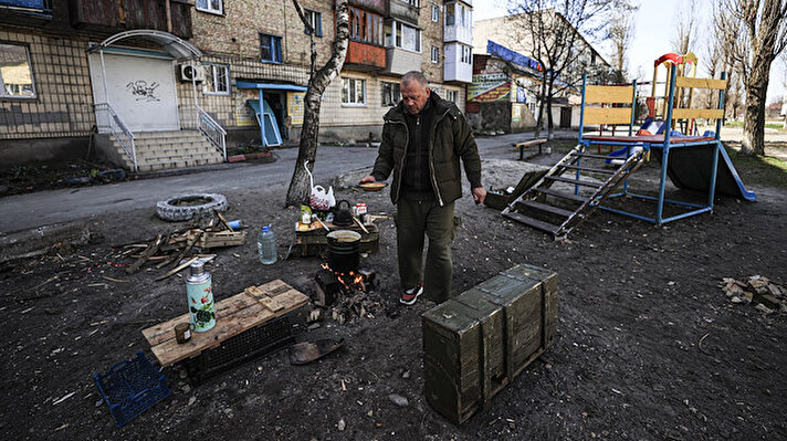 Rusya'nın Ukrayna'ya savaş açtığı ilk günlerinden itibaren savaş uçaklarıyla yoğun şekilde bombalanan Borodyanka'da halk, haftalardır sokaklarda yaşam mücadelesi veriyor.