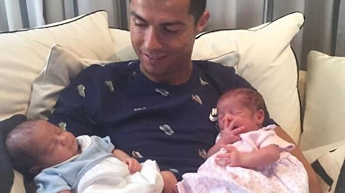 Portekizli dünya yıldızı Cristiano Ronaldo ve sevgilisi Georgina Rodriguez’in yeni doğan ikiz bebeklerinden birinin hayatını kaybettiği bildirildi. 