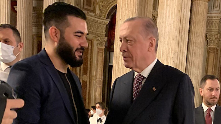 Cumhurbaşkanı Recep Tayyip Erdoğan, Beşiktaş'ta bulunan Dolmabahçe Sarayı'nda sanatçı, oyuncu ve ünlü isimlerle iftar programında bir araya geldi.