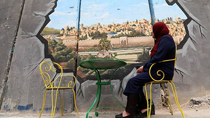İsrail işgaline tepki gösteren ve Filistin halkına destek veren grafiti sanatçıları, Batı Şeria'da inşa edilen Ayrım Duvarı'nın Beytüllahim tarafında kalan kısmını rengarenk grafitilerle süsledi.