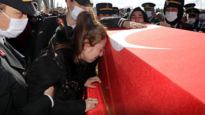 Hakkari'deki törenin ardından Ankara'ya uğurlanan, ardından kara yoluyla Çankırı'nın Atkaracalar ilçesine ulaştırılan şehidin Türk bayrağına sarılı tabutu, dede evinde helallik alınmasının ardından ilçe merkezindeki Hamza Sultan Camisi'ne getirildi.