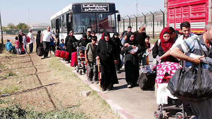 Suriye'de 2011'de başlayan iç savaşın ardından milyonlarca Suriyeli, evlerini terk ederek Türkiye'ye sığındı. Bu süreçte bazı Suriyeliler, Türk Silahlı Kuvvetleri unsurlarınca güvenli hale getirilen bölgelere, dini bayramlarda izin alarak gidip gelmeye başladı.