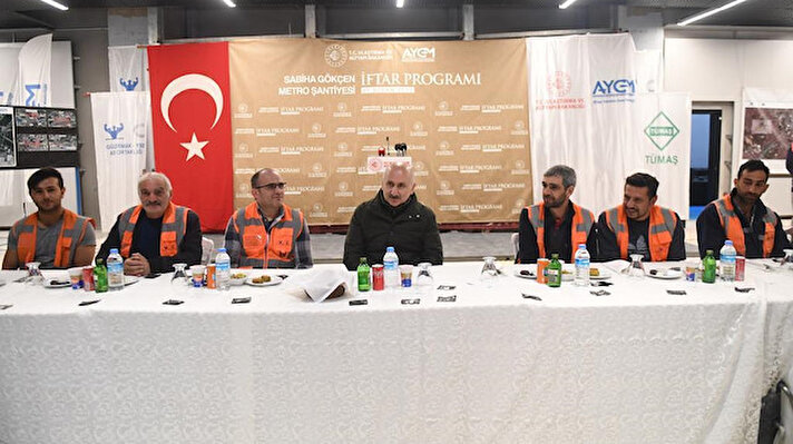 Ulaştırma ve Altyapı Bakanı Adil Karaismailoğlu, Sabiha Gökçen Havalimanı metro şantiyesi çalışanları ile iftarda bir araya geldi.