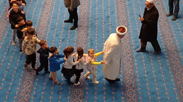 Eyüpsultan'da bulunan caminin imamı Eroğlu'nun çocuklarla birlikte oynadığı "teravih treni" oyunu, sosyal medyada büyük beğeni aldı.