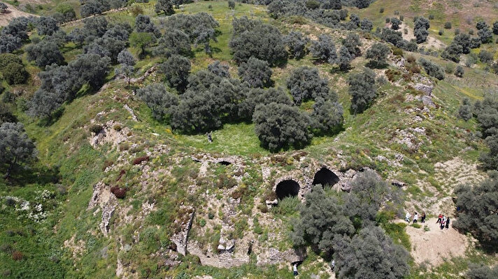 <br>Aydın’ın Nazilli ilçesindeki antik kent Mastaura’da bir insanın içerisinde rahatlıkla hareket edebileceği bin 800 yıllık kanalizasyon sistemi gün yüzüne çıktı.