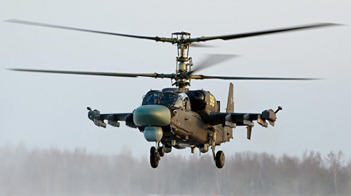 İkinci K-52 helikopterinin, güdümlü füzelerin hedefi olmamak için ‘ısı tuzakları’ yayarak bölgeyi terk etmesi görüntülere yansıdı. 