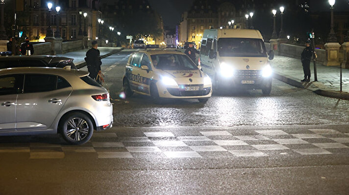 Fransız basınının polis kaynaklarına dayandırdığı haberlere göre, polis, Louvre Müzesi yakınlarındaki Neuf Köprüsü üzerinde ters yönde duran aracı kontrol etmek istedi.