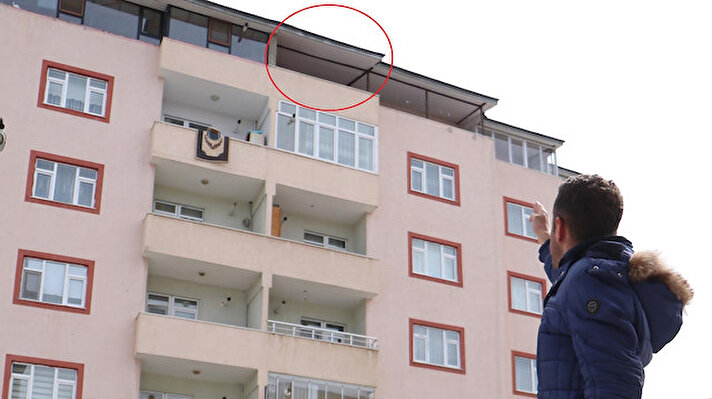 Erzurum'daki olay, 21 Nisan günü saat 18.00 sıralarında meydana geldi. Yakutiye ilçesinin Şükrü Paşa semtindeki 6 katlı apartmanın teras katında oturan Figen- Recep Alpsoy'un kızları Azra, annesi kardeşini uyuturken terasta bisiklet sürmeye başladı.<br>