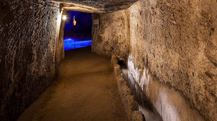 YERİN ALTINDAN SERVET ÇIKTI<br><br>Jeologların Napoli, Monte di Dio'da yaptığı incelemeler sırasında yer altında birbirine bağlı tarihi geçiş yolları, tüneller, mağaralar bulundu.