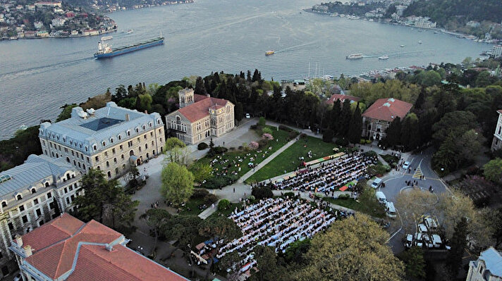 Boğaziçi Üniversitesi Güney Kampüsü'nde öğrenciler okul tarihinin en kalabalık iftar programını gerçekleştirdi. 