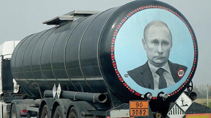 Uluslararası Enerji Ajansından (IEA) derlenen bilgilere göre, martta Rusya’nın petrol ihracatı günlük 700 bin varil düşüş gösterdi.<br><br>Ayrıca, IEA verilerine göre Rusya’daki rafinelerin üretimleri düşerken, uluslararası ithalatçıların Rus petrolü alımını azaltmaya başladığı ve bu nedenle Rusya’daki akaryakıt depo kapasitesinin dolmaya başladığı ifade ediliyor. Ülkenin petrol üretiminin nisanda da günlük 1,5 milyon varil düşeceği tahmin ediliyor.