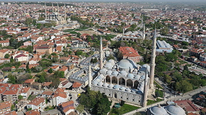 Osmanlı sanatının erken ve klasik dönem üslubunu en güzel yönleriyle yansıtan, minarelerinin yanı sıra kapılarının süslemeleriyle de ilgi çeken Üç Şerefeli Camisi, asırlardır ihtişamını koruyor.<br>
