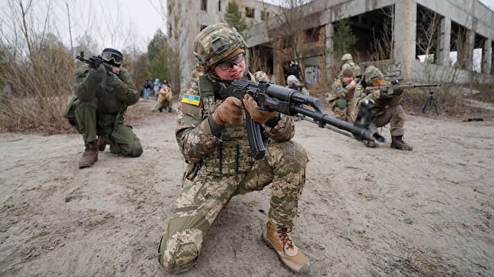 Putin'in emri ile 24 Şubat'ta Ukrayna'ya giren Rus ordusu başkent Kiev'i düşürme planını rafa kaldırıldı ve ilerleyişini ülkenin doğusuna çevirdi.<br><br>Askeri uzmanlar bu durumu Rusya'nın askeri başarısızlığı olarak yorumlarken bunun için pek çok neden öne sürüldü.