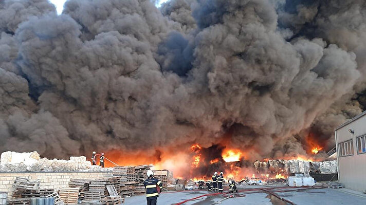 Azerbaycan'ın başkenti Bakü yakınlarındaki Hacı Zeynalabdin kasabasındaki sanayi parkında yangın çıktı. 