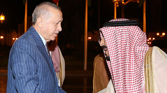 Cumhurbaşkanı Recep Tayyip Erdoğan, Suudi Arabistan Kralı Selman bin Abdülaziz El Suud’un daveti üzerine iki günlük ziyaret çerçevesinde eşi Emine Erdoğan ile Suudi Arabistan’ın Cidde kentine geldi.