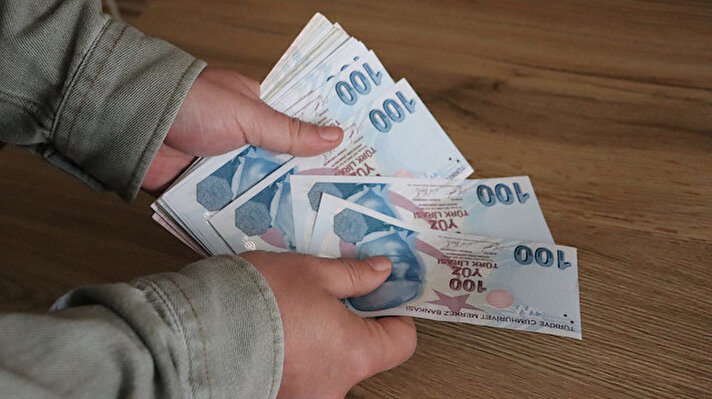 Milyonlarca emeklinin beklediği bayram ikramiyesi ödemeleri başladı. Emeklilerin hesaplarına 1100 lira bayram ikramiyesi yatırıldı.