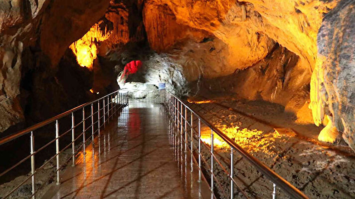 Türkiye'nin en uzun mağaralarından birisi olan ve 3.5 milyon yıllık Gökgöl Mağarası'ndaki tadilat çalışmaları tamamlandı. Hizmete açılan mağara yenilenen yüzüyle bir süre önce kapılarını açtı. 