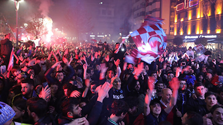 Süper Lig'de Trabzonspor'un seyircisi önünde Fraport TAV Antalyaspor'dan 1 puan alması halinde şampiyonluğunu ilan etmeye hazırlandığı karşılaşma öncesi kentte nefesler tutuldu. 