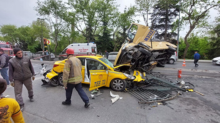 İstanbul'un Eyüpsultan ilçesi Silahtarağa Caddesi'nde refüjdeki demir bariyerleri parçalayan ve içinde 6 yolcunun olduğu belirtilen minibüs, karşı şeride geçerek taksiye çarptı.<br><br>
