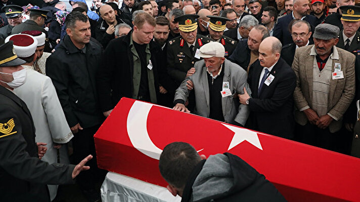Şehidin cenazesi, Kabaceviz Mahallesi'ndeki babaevinde helallik alınmasının ardından askerlerin omzunda mahalle camisine getirildi.<br>