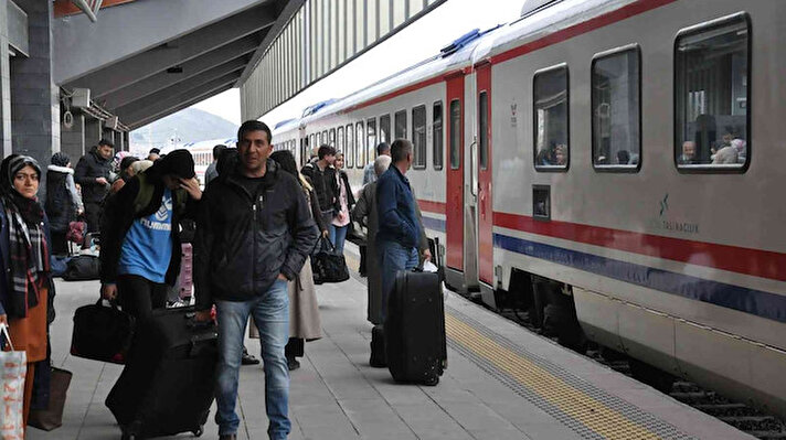 Kars’tan başlayan ve Ankara’da biten Doğu Ekspresi, Türkiye’nin en uzun tren yolculuklarından birisi oluyor. Yaklaşık 24 saat süren yolculuk boyunca vatandaşlar bir birinden güzel manzaralar eşliğinde Ankara’ya varıyor.