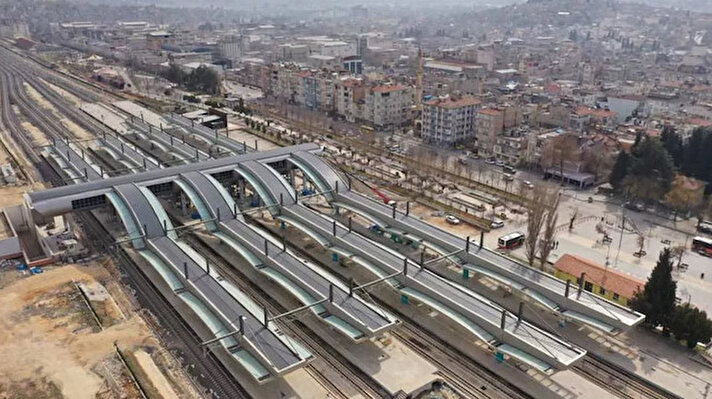 Güneydoğu'nun öncü şehirlerinden Gaziantep'teki 6 organize sanayi bölgesiyle şehir merkezi arasında sabah ve akşam saatlerinde işçi transferine bağlı olarak kara yollarında yaşanan trafik yoğunluğunun, demir yolu hattıyla çözülmesi amaçlanıyor.<br><br>