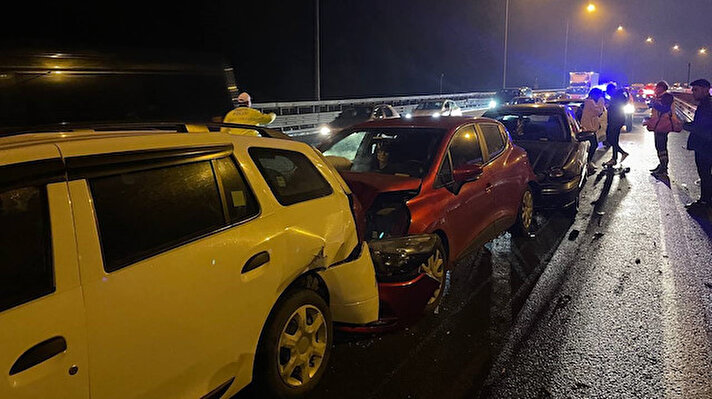 Bolu Dağı 2. viyadükte İstanbul istikametinde 6 otomobilin karıştığı kaza meydana geldi.<br><br>