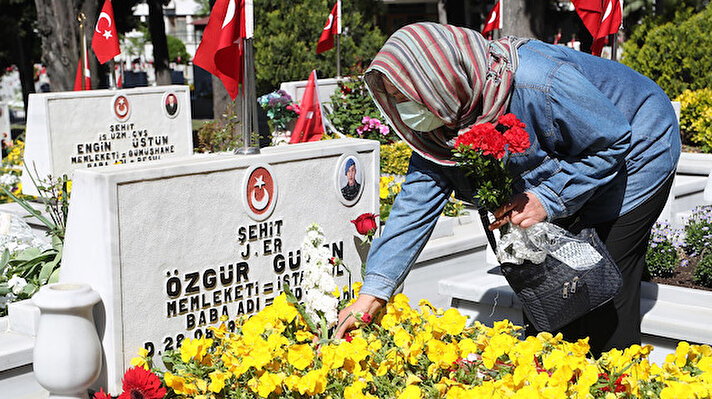 Anneler günü dolayısıyla Edirnekapı Şehitliği'nde çocuklarının mezarlarını ziyaret eden şehit anneleri, duygusal anlar yaşadı. 