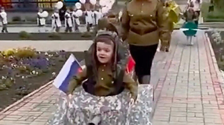 Rus çocuklar Pazartesi günü Zafer Günü için, askeri temalı kostümler giyerek Moskova'daki Kızıl Meydan'da geçit törenine katıldılar.