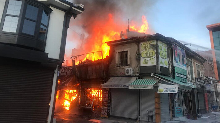 İlçe merkezinde ilk olarak kasap dükkanlarında çıktığı iddia edilen yangın sırasında havai fişek malzemeleri satan bir iş yerinde de patlamalar oldu.<br><br>