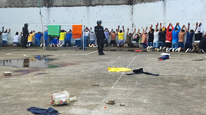 Ülkenin Santo Domingo de los Tsachilas kentindeki Bellavista hapishanesinde, dün sabah saatlerinde başlayan isyan ve çatışmalar sırasında çok sayıda mahkumun cezaevinden kaçtığı belirlendi.