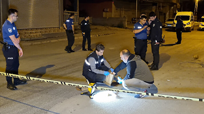 Saat 01.30 sıralarında merkez Yüreğir ilçesi Koza Mahallesi'nde devriye görevindeyken yoğun silah sesi duyan polis ekibi, bölgeyi araştırmaya başladı.