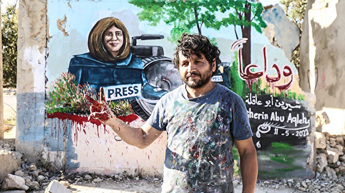 Al Jazeera'nin ilk nesil saha muhabirlerinden 51 yaşındaki gazeteci Şirin Ebu Akile, görevini yaptığı sırada ve üzerinde "basın" yazılı çelik yelek giydiği halde işgalci İsrail askerlerince gerçek mermiyle vurularak, yaşamını yitirmişti.
