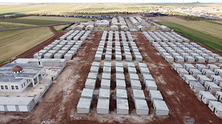 Suriye'de briket evlerin inşasına ilişkin faaliyetler aralıksız sürdürülüyor.<br><br>Çalışmalar, uluslararası yardım kuruluşları ve Türk sivil toplum kuruluşlarının (STK) desteğiyle devam ediyor.