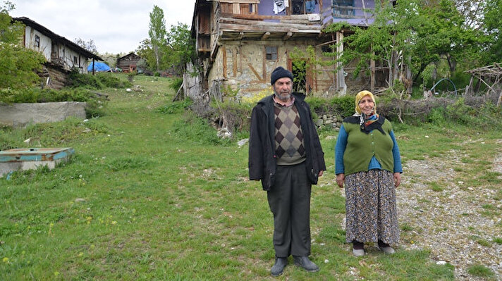 Osmancık ilçesine bağlı Tepeyolaltı köyünde ikamet eden Mehmet Kocatürk (77) ve eşi Meryem Kocatürk’ün (76) yaşadığı ev, 1992 yılında meydana gelen heyelan nedeni köyde bulunan diğer evlerle birlikte zarar gördü. Heyelan sonrası köyde bulunan evler için boşaltılma kararı alınırken köylülere yer gösterilerek afet evleri inşa edildi. Kurulan mahalleye taşınan köy sakinleri yeni evlerine yerleşirken Mehmet Kocatürk ve eşi Meryem Kocatürk kendilerine yer gösterilmediği iddiasıyla kendi evlerinde kaldı. Çift, 30 yıldır heyelan korkusuyla yaşadıklarını söyledi.