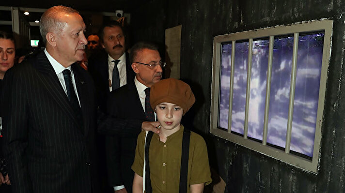 Cumhurbaşkanı Erdoğan, Atatürk Kültür Merkezi'nde düzenlenen "Bir Şiir Bir Hayat-Zindandan Mehmed'e Mektup" sergisi ve "Reis Bey" tiyatrosunun gösterimine katıldı.