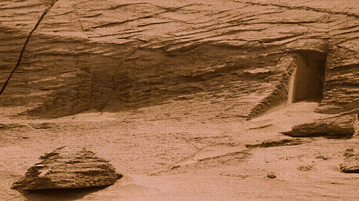NASA'nın Curiosity uzay aracındaki Mast Camera tarafından 7 Mayıs'ta çekilen görüntüde, kayanın içine doğru kazılmış bir kapıya benzeyen yapı görüldü.<br>