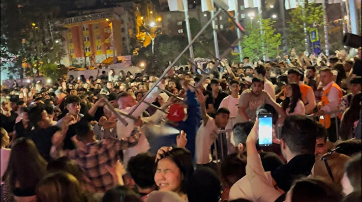 Pop müzik sanatçısı İrem Derici, akşam saatlerinde Yunus Emre Mahallesi’nde bulunan bir alışveriş merkezinde sahne aldı. Konser sırasında iki grup arasında henüz bilinmeyen bir nedenle tartışma çıktı.