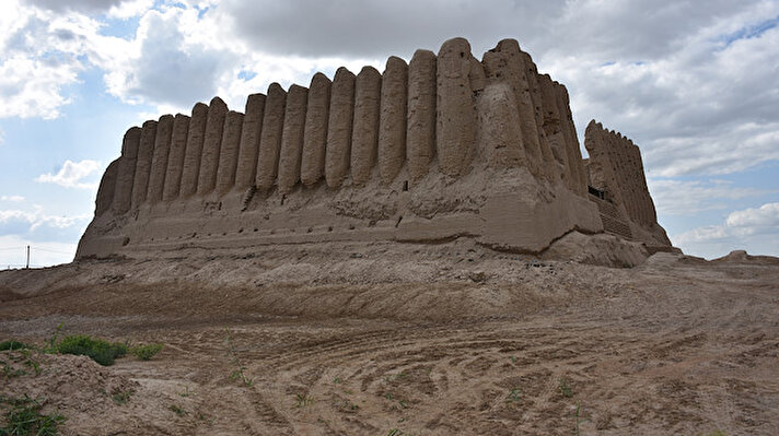 Türkmenistan'ın güney bölgesinde bulunan eski Merv, zengin tarihi yapıtlarıyla Türk-İslam tarihinin en önemli medeniyet ve kültür merkezlerinden biri olarak tanınıyor. 