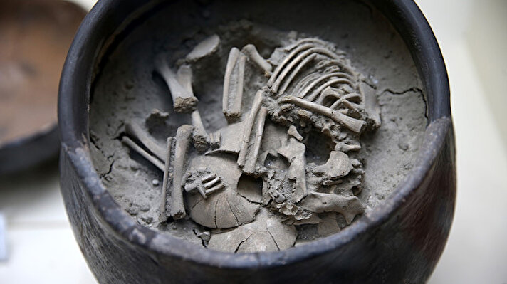Malatya'da yaklaşık 7 bin yıllık geçmişe sahip Arslantepe Höyüğü'nde 1961'den bu yana İtalya'dan Roma La Sapienza Üniversitesi tarafından yürütülen kazılarda çok sayıda eser gün yüzüne çıkarıldı.<br><br>Kazı alanında 1980 yılında bulunarak gün ışığına çıkarılan, içerisinde bebek iskeletinin bulunduğu 5 bin yıllık küp mezar, Malatya Müzesi'nde sergilenmeye başlandı.<br><br>