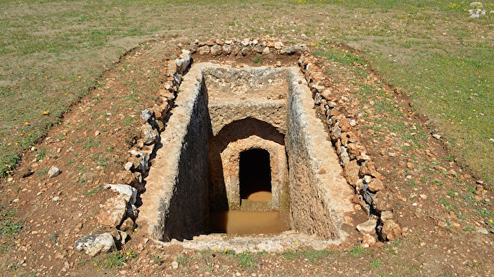 Kuyulu köyü kırsalında geçen yıl Roma dönemine ait, aile mezarlığının bulunduğu antik kentte kazı çalışmalarına başlandı.